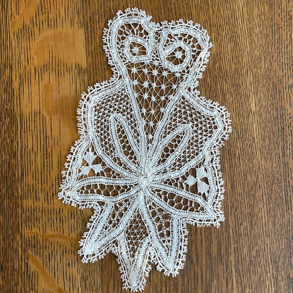 Pair of Vintage White Lace Appliqués | Floral Scrollwork Needle Lace Trim | MCM - Picture 4 of 14